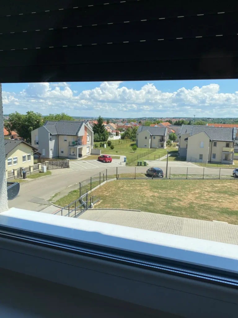 Ablaknézet a kinti zöld, füves tájra