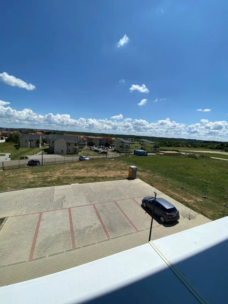 Ablaknézetből a személyes parkoló