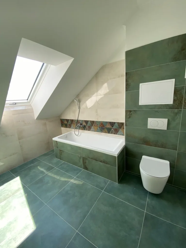 Modern megjelenésű fürdőszoba, kád és WC