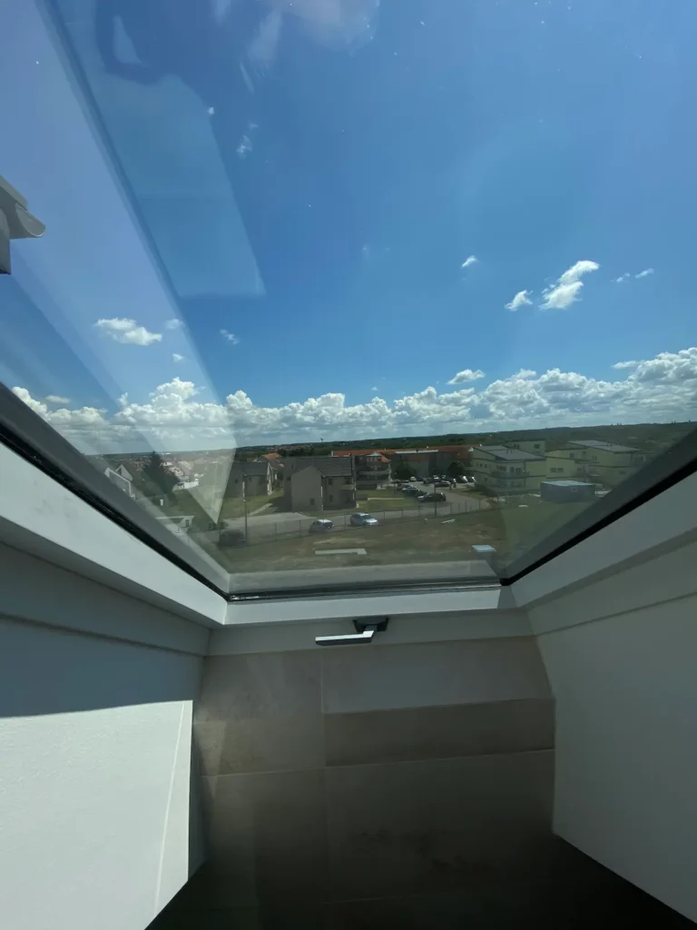 Ablaknézet a városi panorámára