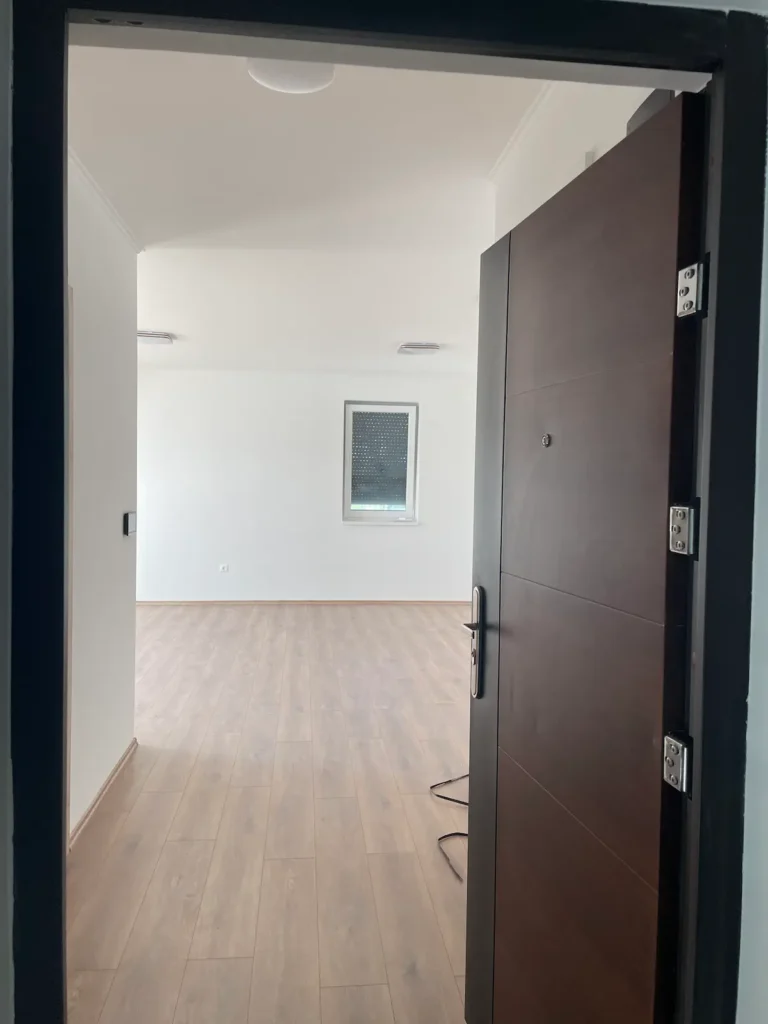 Bejárati ajtó és előtér