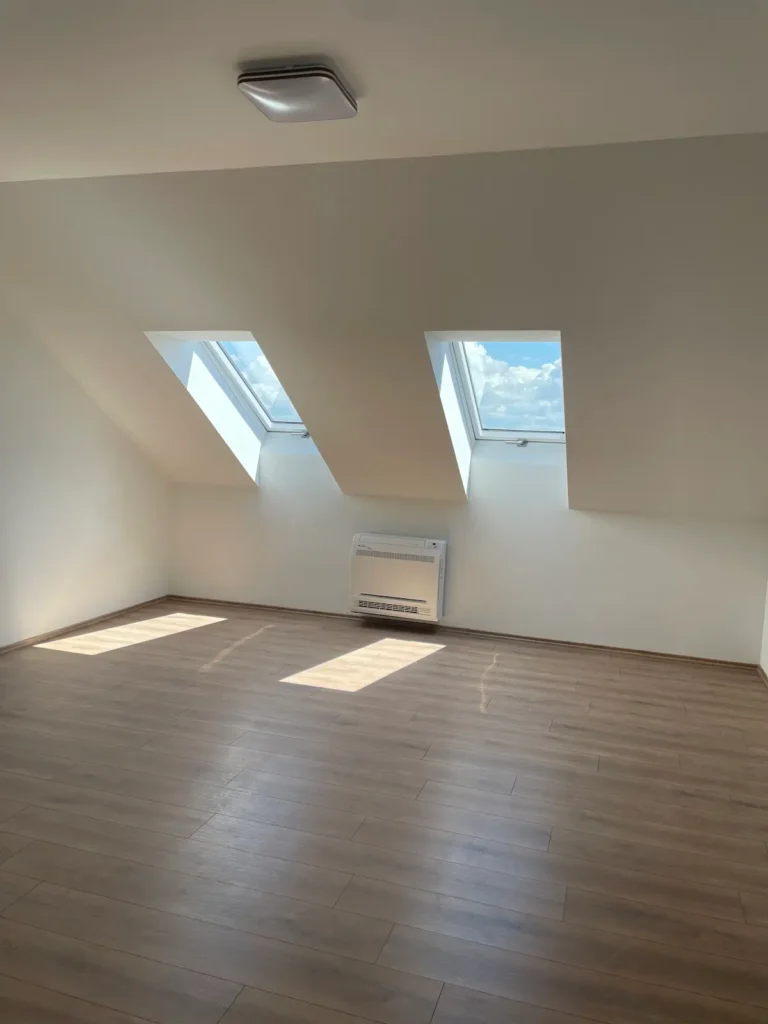 Tetőtér szoba két ablakkal és parketta padlóburkolattal