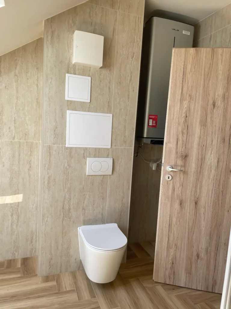 Modern bukolattal ellátott Illemhely és fa ajtó