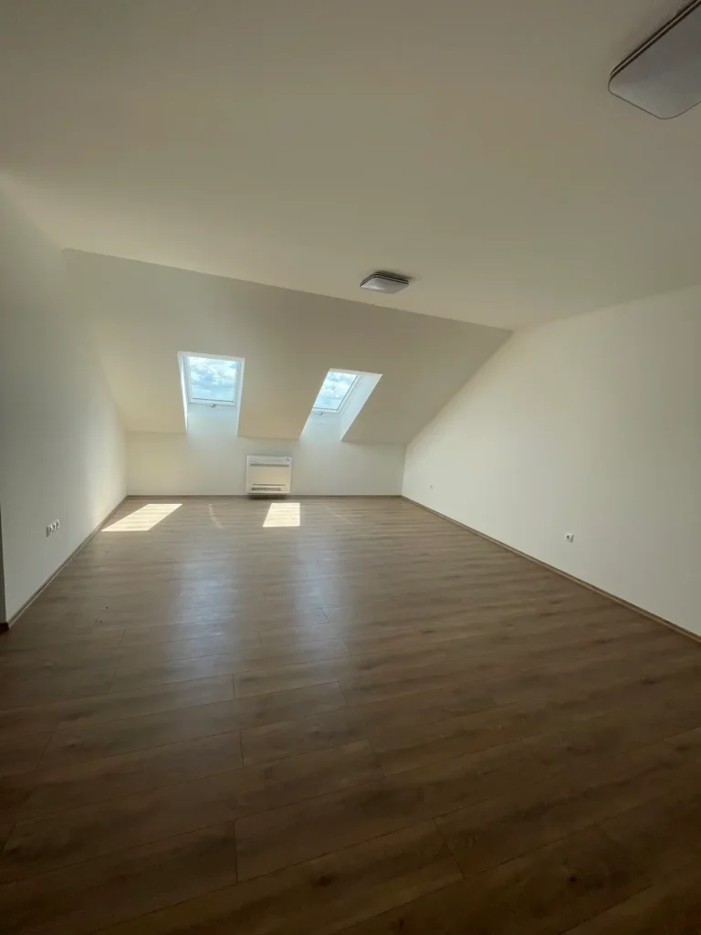 Tetőtér szoba két ablakkal és parketta padlóburkolattal