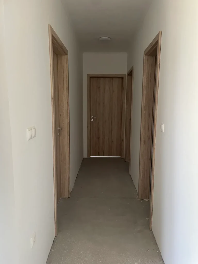 Lakás közelekő része, ajtókkal a különböző helyiségekhez