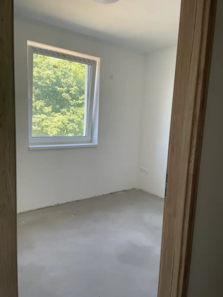 Kis szobába nézet a bejáratától