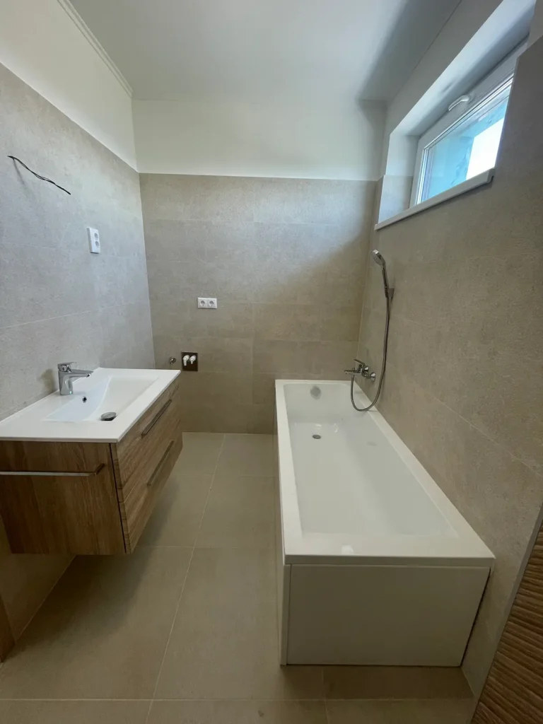 Fürdőszoba és fürdőkád, mosdószekrény