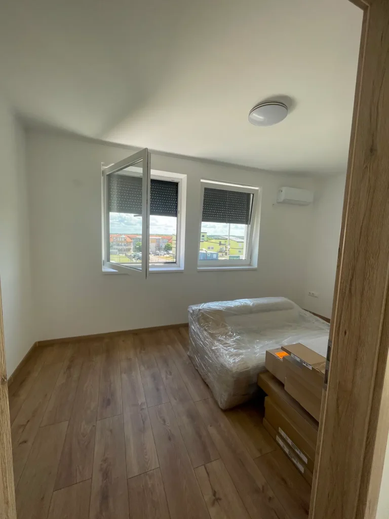 Két ablakos szoba, klímaegység a falon