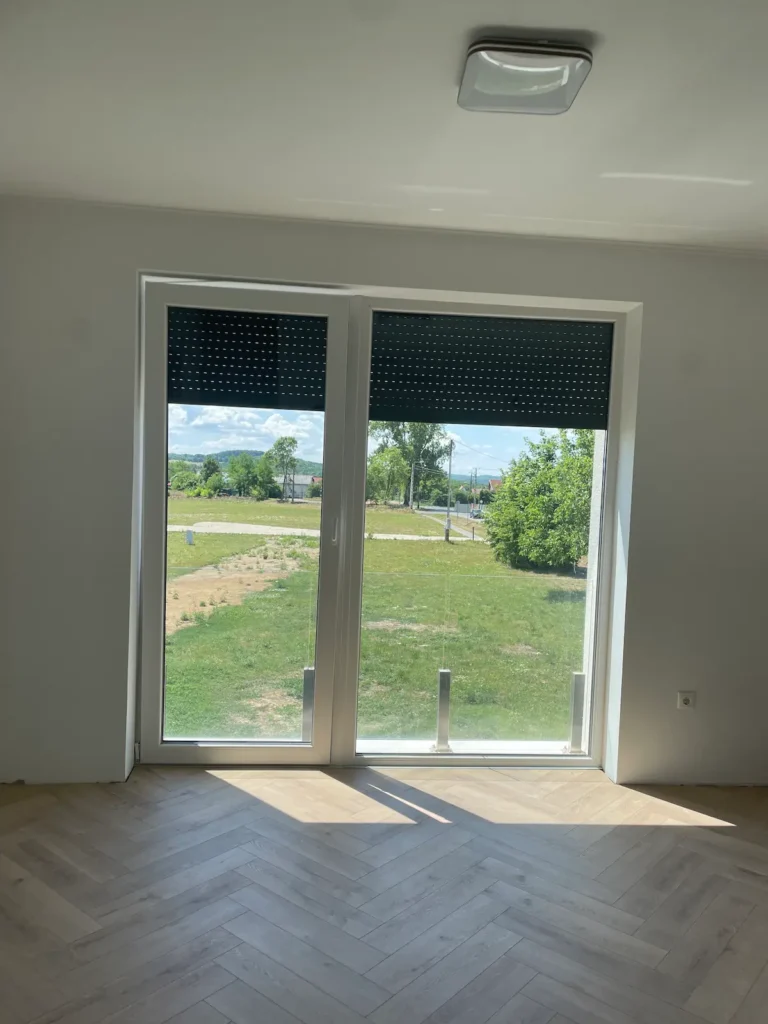 Előszobából a bejárati ajtó felé nézet