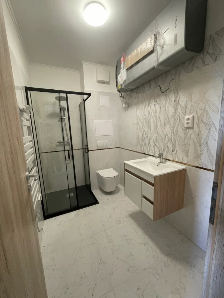 Berendezett fürdőszoba, zuhanykabinnal