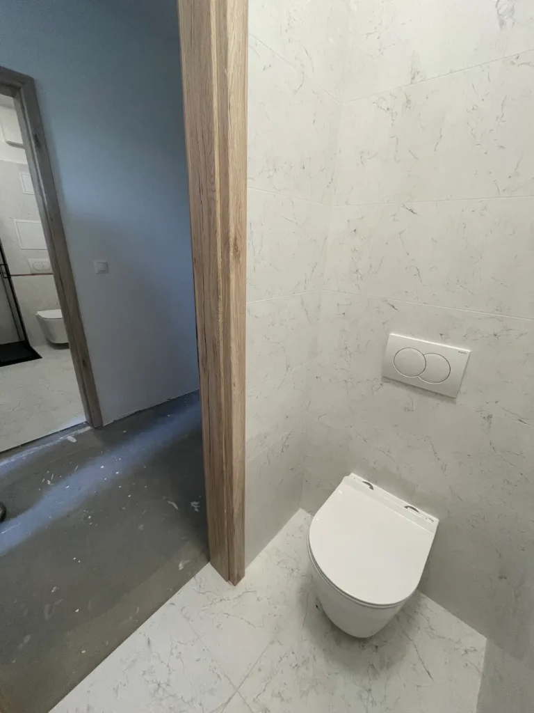 Illemhely, modern csempeburkolattal