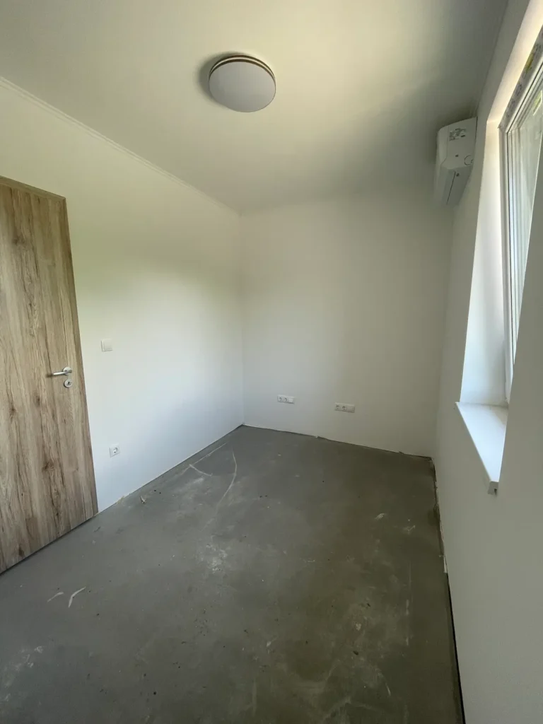 Kis szoba, klímaegységgel a falon