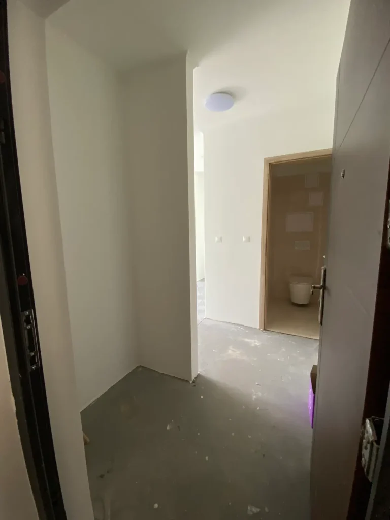 Lakás előszobája, bejárat nézetből