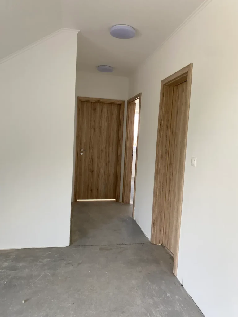 Közlekedő helyiség a szobákba vezető ajtókkal