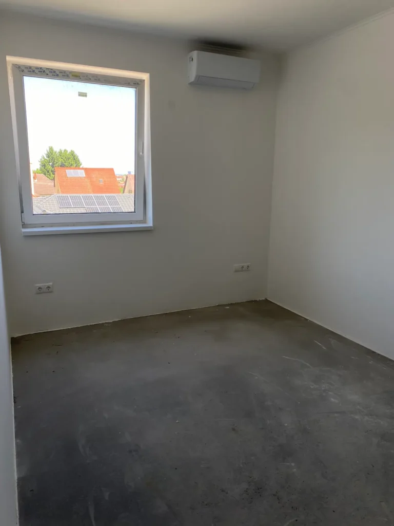 Szobasarok és klímaegység a falon