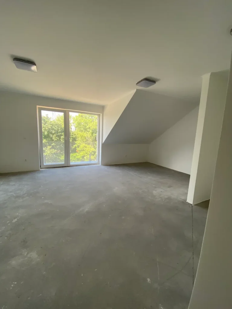 Előtér és üveges bejárati ajtó