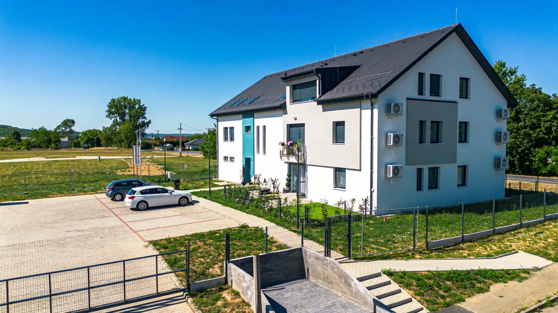 A Csillagfény Lakópark "A" épülete és környezete